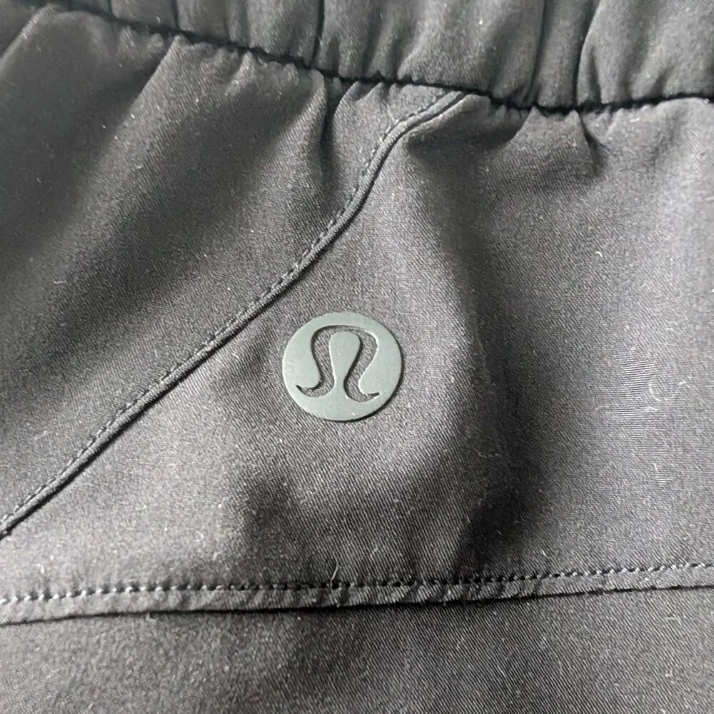 Lululemon Athletica Black Stroll at Sundown Mid-Rise Sho Shorts — Women’s Size 6 - Picture 4 of 6